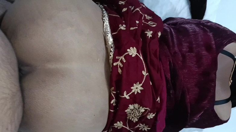 Vamika: Bhabhi Tamil Vamika dikongkek dalam gaya doggy