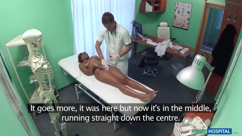 Fake Hospital: Фальшива лікарня - занудна дівчина з великими цицьками отримує фізичний трах зверху до своєї тугої пизди
