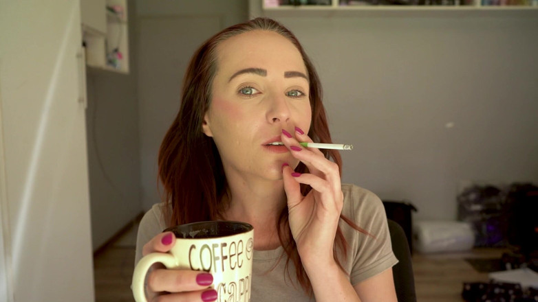 Alicia Robertz: Sexy Close-up Smoking