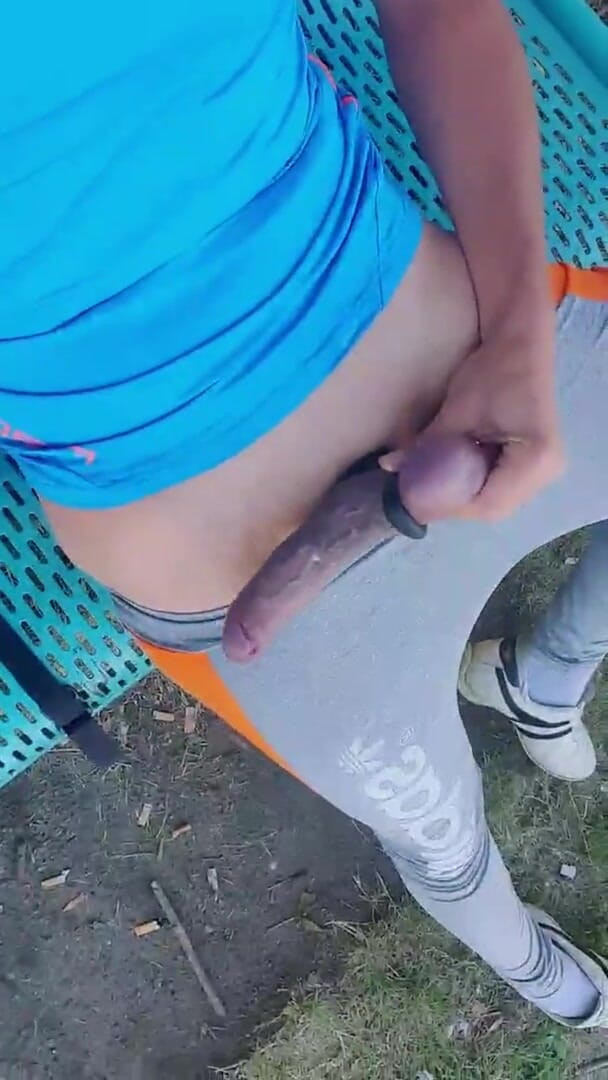 Slutboyben: Slutboyben Cam4 berseronok pameran luar secara langsung