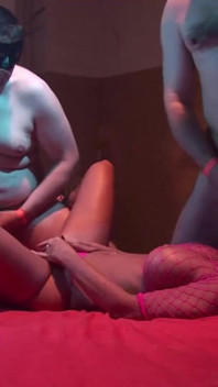 金髪の赤ん坊にfishnetsがgangbanged