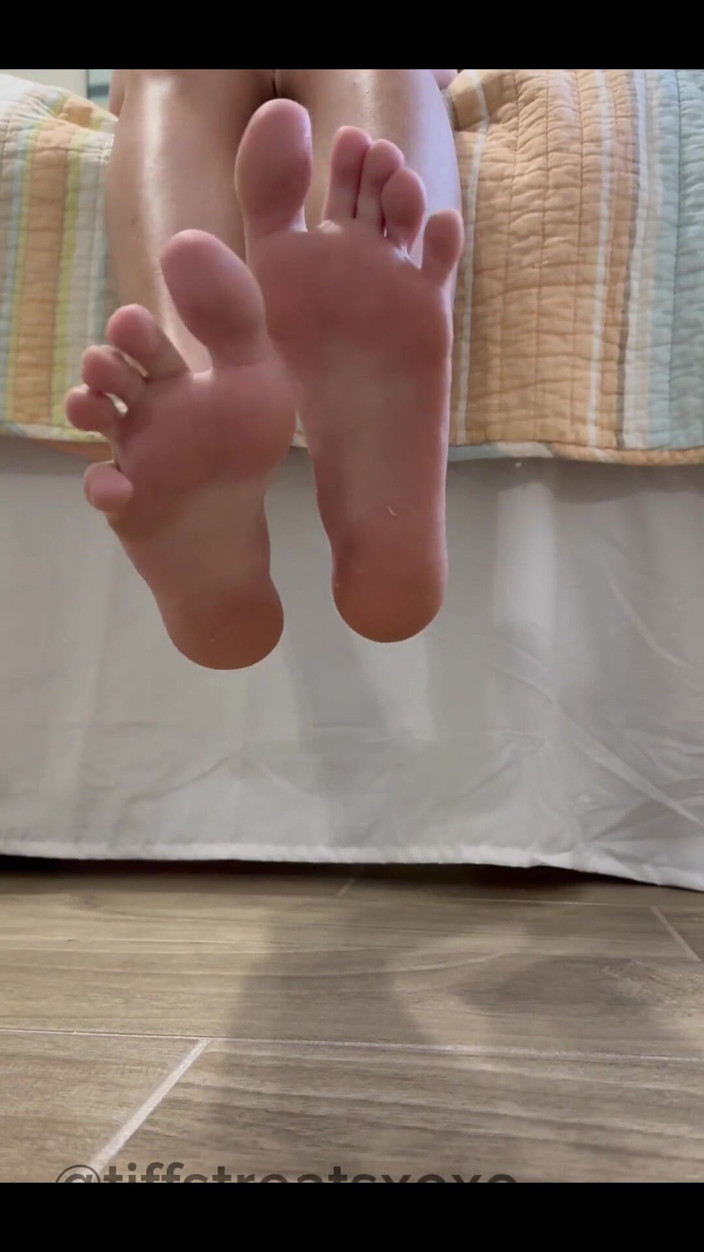 Tiffstreatsxoxo: Adore mes pieds, mon cul et ma chatte après ma...