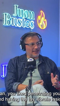 Lesbico Duo v akci Jízda na fuckmachine k orgasmu na podcastu Juan Bustos