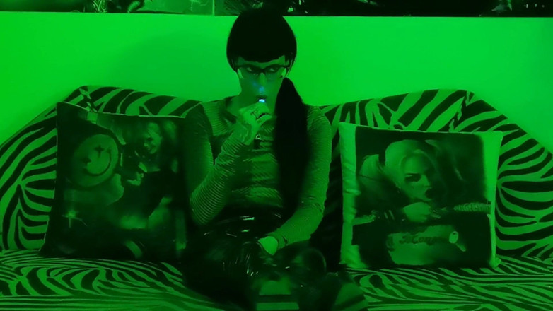 Beth Kinky: Cam bà chủ hút thuốc