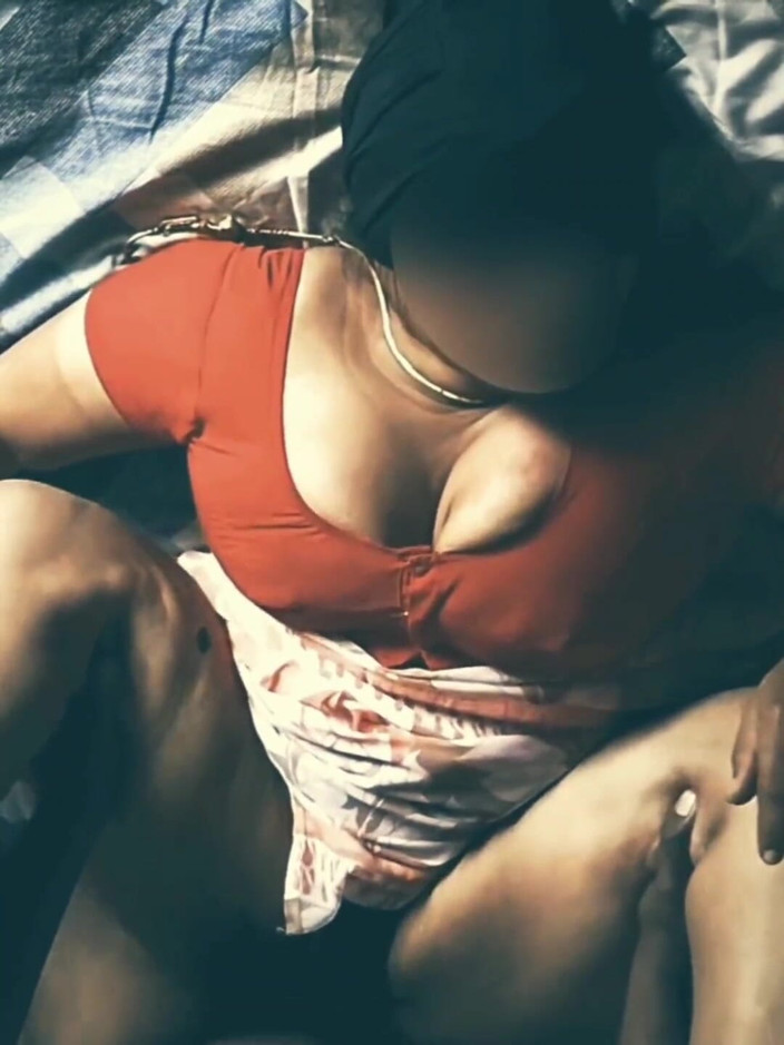 Black & white desicat: Video kompilasi tante seksi india lagi ngentot pakai kain sprei -...