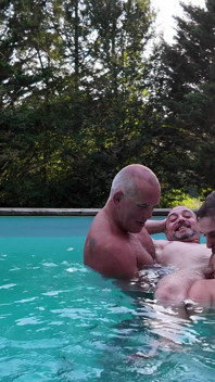 Kolam Renang Petang Dengan Tiga Lelaki Biseksual