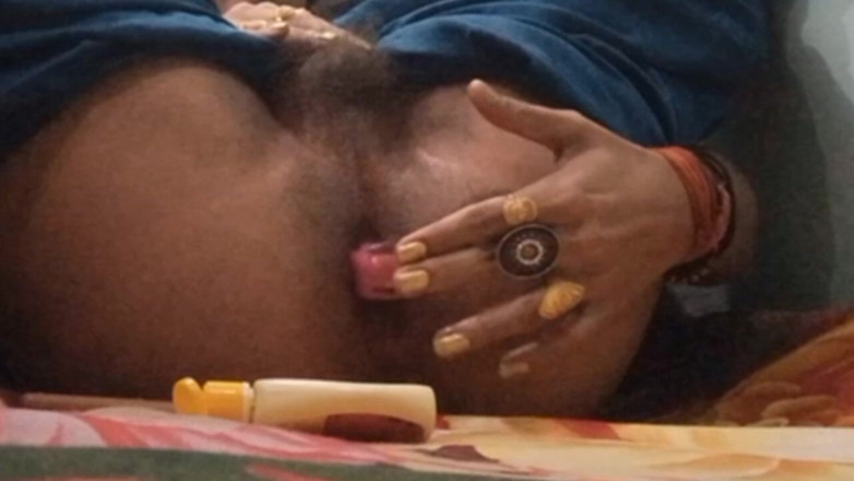 hornytrans: Crossdresser indio usando pintura de uñas para anal como consolador