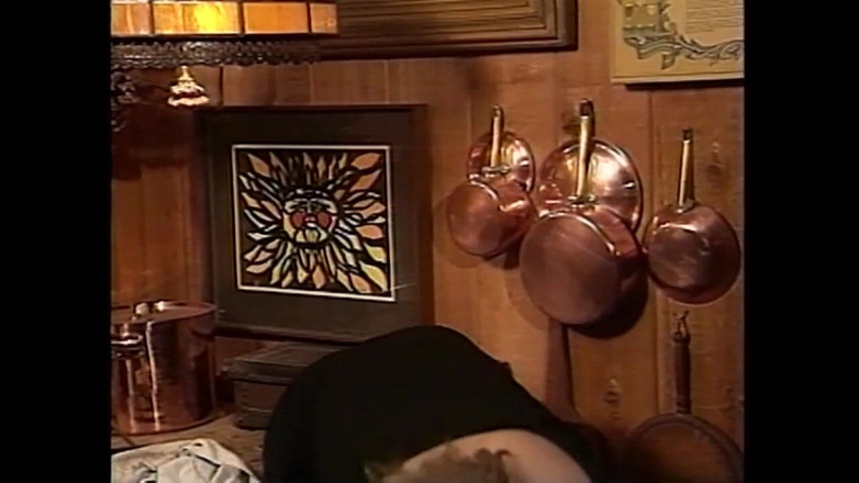 Vintage megastore: Dwie piękne zabytkowe lesbijskie milfy z dużymi piersiami masturbują się...