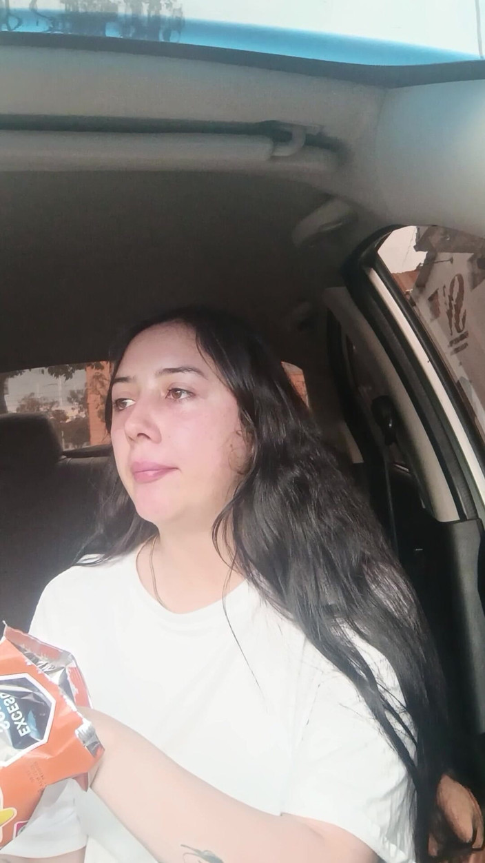 Golden domme: Arabada yemek yiyor