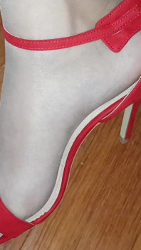 Kręcone nogi, nagie rajstopy i gorące czerwone paznokcie i buty