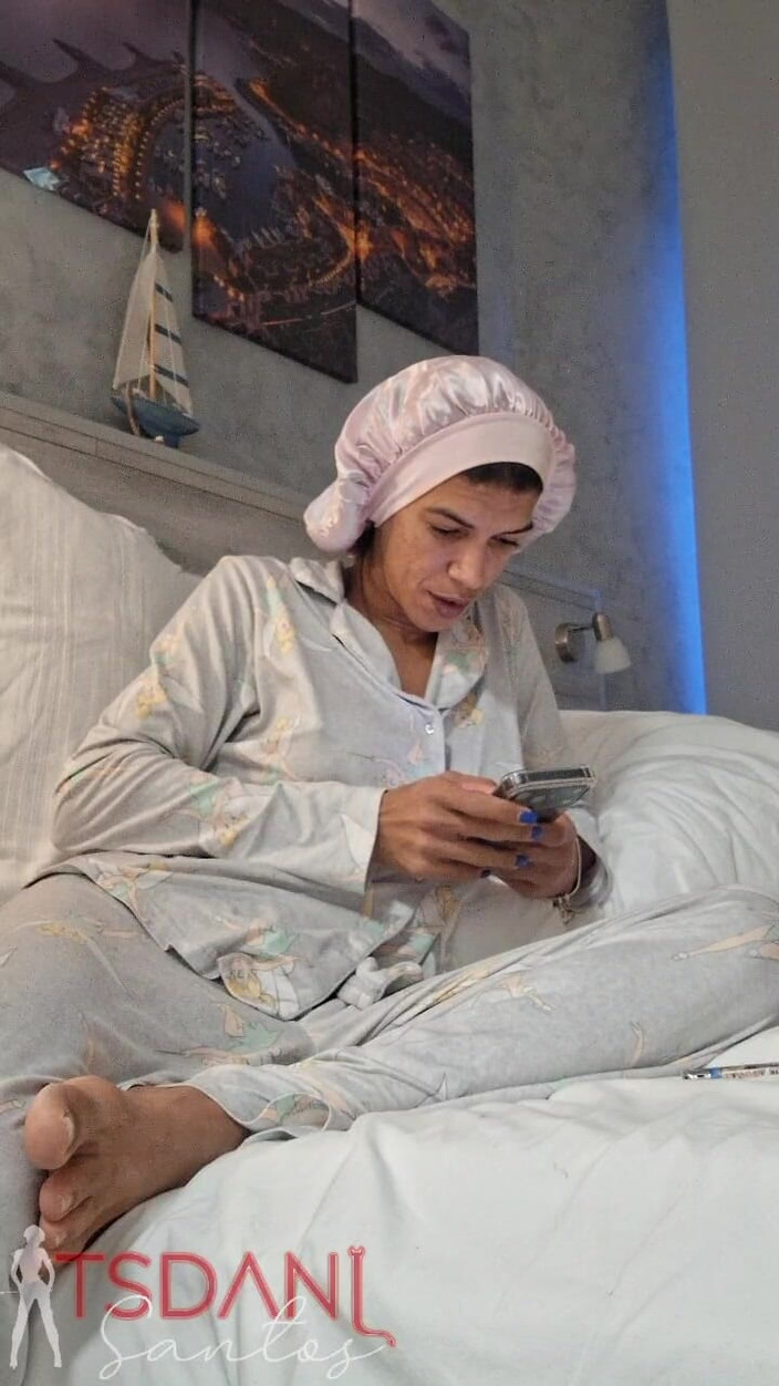 Tsdanisantos1: Doma dobré shemale ukazuje svůj penis