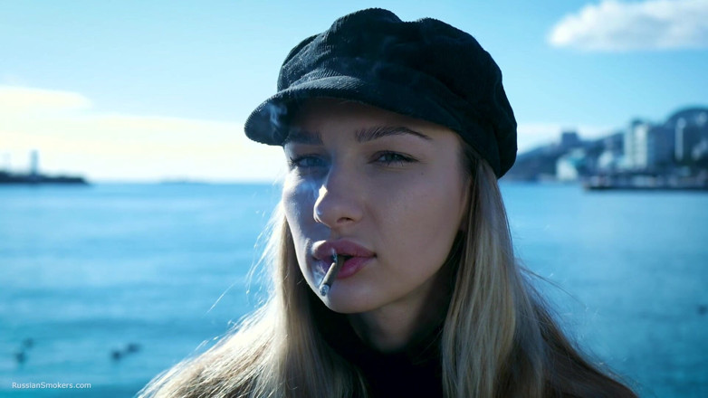 Russian Smokers: Merokok di luar dengan awek Beaty Rusia 1