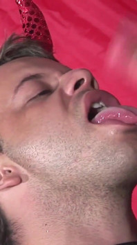 Exkluzivní video bez sedla: Sexy šukání během kostýmové párty s nadrženými gayi