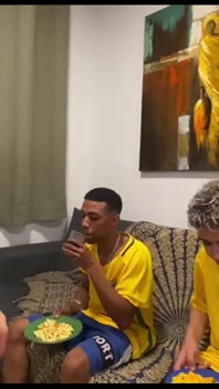 La matrigna maliziosa scopa l'amico del fratellastro durante la partita della Coppa del mondo