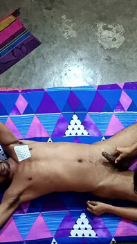 Abang tiri ngentot saudara tirinya sendiri saat kepergok ngocok kontol