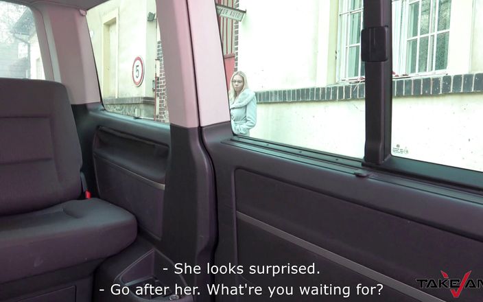 Take Van: Возбужденная блондинка в очках выглядит как секс-учительница на посту