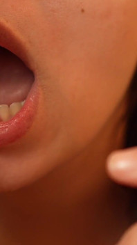 Une femme géante humilie et taquine son petit mari en se moquant de lui parce qu’il a une petite bite.
