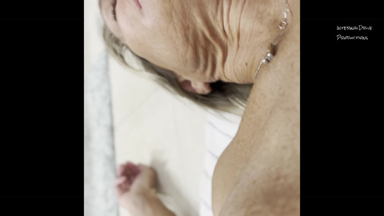 InternalDrive: Gyllene dusch -selfie