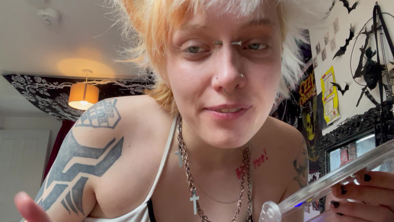 Glitterqueen1999: Geen make-up gothic meisje mondtour met handspiegel