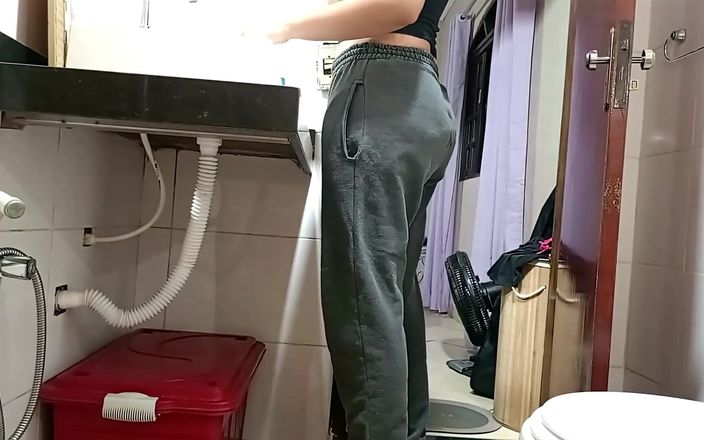 Gabi SweetCouplesStories: Zimmermädchen wird im Badezimmer erwischt.
