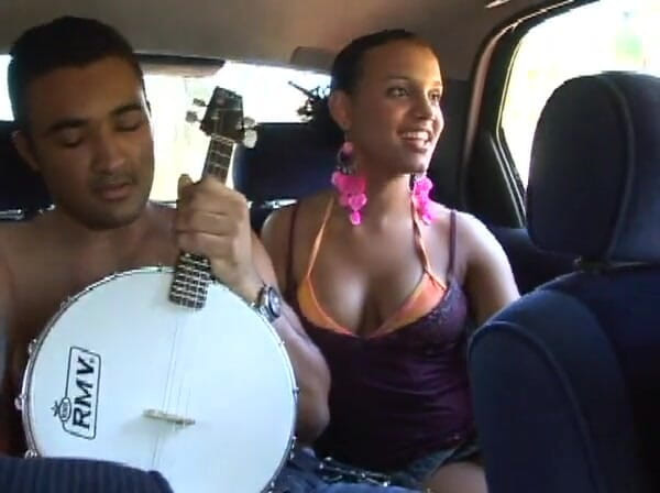 European Classics: Orgia in auto con ragazze che masturbano su un cazzo