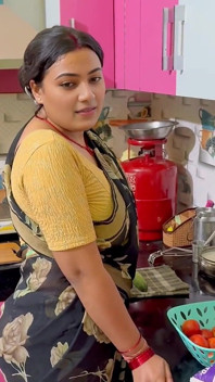 La mia adorabile matrigna cucinava in cucina, il patrigno è andato in ufficio e poi la matrigna ha voluto scopare