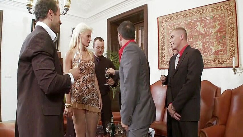 Backdoor Films: 两个女孩被一群商人租了