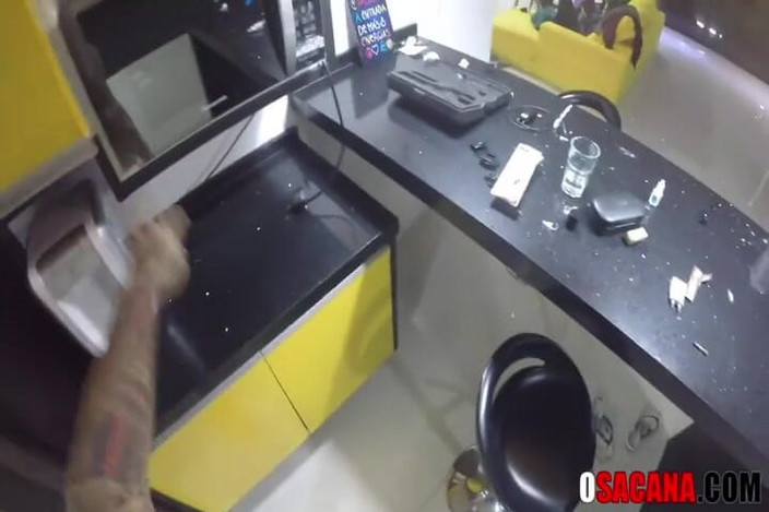 World Tranny: Je la baise dans le salon de tatouage