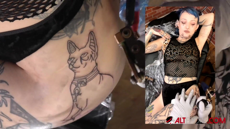 Alt Erotic: River Dawn Ink dostane nové tetování a pak ji ošuká...