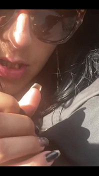Une brune suce une bite