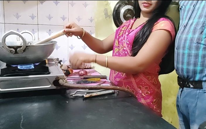 Mumbai Ashu: Дези невестка готовила пищу на кухне, когда ее шурин пришел и ушел от нее.