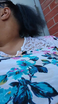 Mostrando mis tetas afuera!