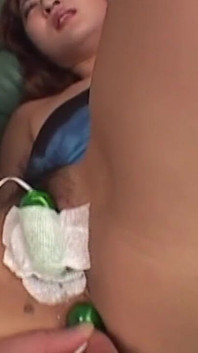 成熟したアジアのMILFがスペキュラムとビーズで広がる