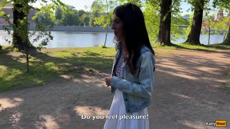 Katty West: Meine freundin kontrolliert meine orgasmen in der Öffentlichkeit mit einem Spielzeug...