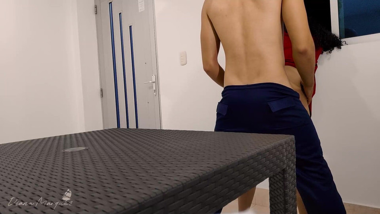 Diana Marquez: Tvrdý doggystyle u okna a stolu, končící špinavým výstřikem na zadek