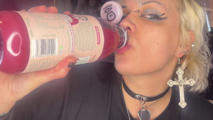 Glitterqueen1999: ¡2 hombres pequeños en mi batido! Giganta tragando