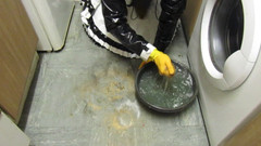 Lilly Disgrace: Bezcenná Sissy Scrubbing Špinavá podlahy