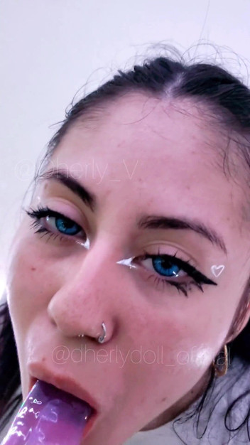 DherlyDoll: Chupando mi consolador mientras imagino que es tu polla