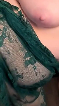 Şeffaf zümrüt elbiseli olgun kızıl saçlı kadın 50+ striptiz