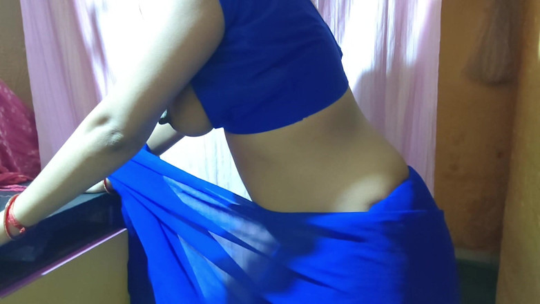 Hotpooja86900: Bhabhi speelt solo met sexy figuur met tieten