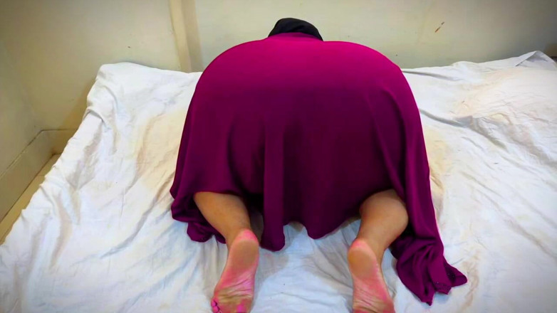 Your Boy's Cum: Une soubrette libanaise sexy repose sur mon lit et je...