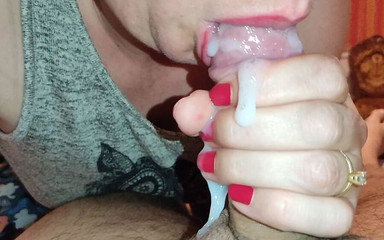 Winonna8: Mrdka v puse - amatérská žena v domácnosti MILF dává úžasné kouření POV