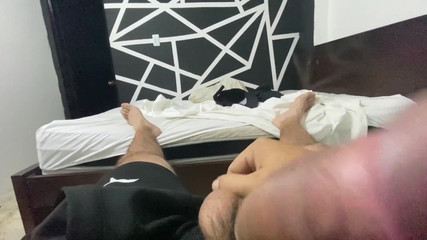 Latin mature king: Mijn stiefmoeder onderbreekt me terwijl ik in mijn kamer aan...