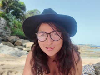 ExpressiaGirl: 해변에서 낯선 사람의 자지를 파괴한 밀프, 그는 헛되이 내 옆에서 딸딸이를 시작했어!