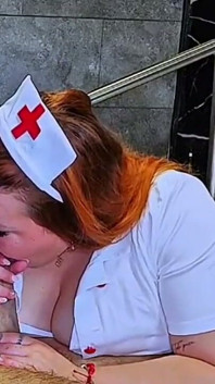 Zärtliche Stiefschwester weiß, wie sie ihrem Stiefbruder bei verschiedenen Gelegenheiten einen blasen kann