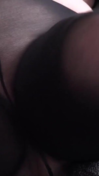 Tantejudys - rondborstige rijpe milf Chantelle Blue masturbeert in een panty