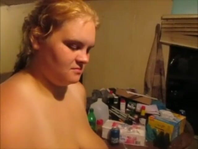 Fat House Wife: La moglie ingoia piscio e divertiti, tutta una bottiglia di...