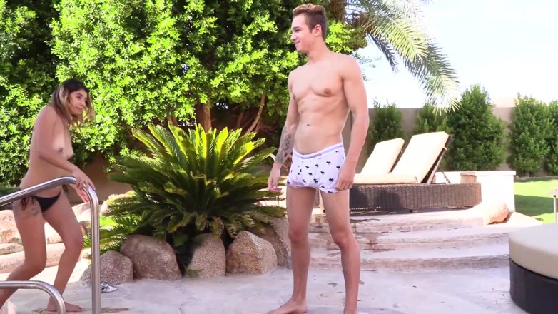Hot Guys Fuck: Obrovská prsatá děvka šuká jock v garáži v autě po tělocvičně