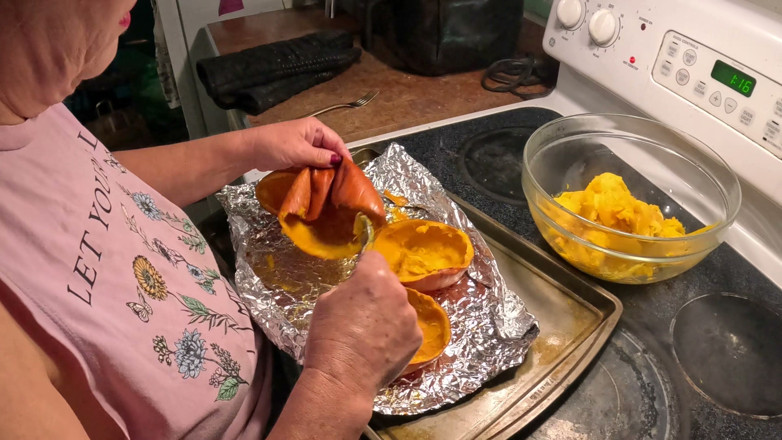 Homesteadmama: Cheryl gotuje ciasto z dyni
