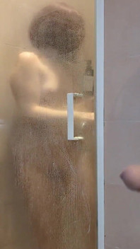คุณแม่เลี้ยงด่าทอและเหยียดหยามตอนถูกจับได้ในห้องน้ำ